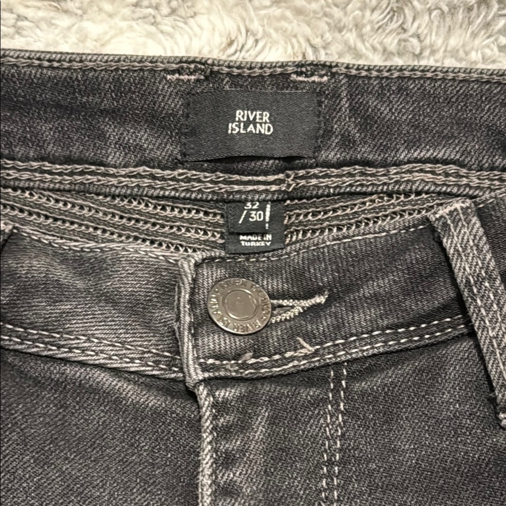 River Island (UK Brand) Men's Black Distressed Jeans size 32 - Picture 2 of 7